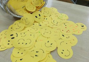Koszyk papierowych uśmiechniętych żółtych buziek