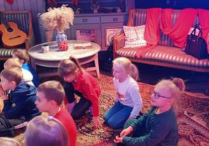 Dzieci słuchają opowieści Mikołaja