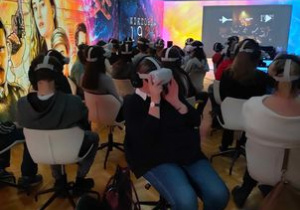 Uczestnicy spotkania w okularach wirtualnej rzeczywistości