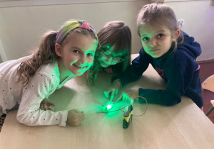 Dziewczynki stworzyły prosty obwód elektryczny
