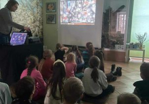 Dzieci oglądają film na temat ptaków