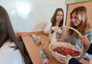 Samorząd uczniowski częstuje dziewczynki cukierkami