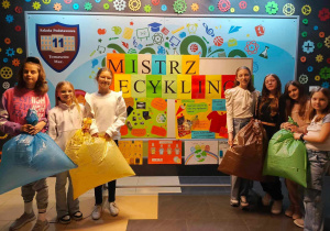 Uczennice z klasy 5b biorące udział w konkursie "Mistrz Recyklingu"