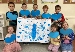 Dzieci z przygotowanym samodzielnie plakatem z okazji Światowego Dnia Świadomości Autyzmu