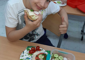 Kolorowe zdrowe kanapki w wykonaniu ucznia klasy 1a