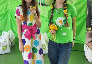 Dziewczynki w wiosennych, kolorowych strojach prezentują ekologiczne nakrycia głowy