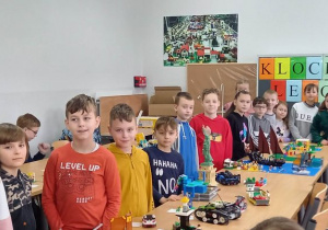 Uczniowie zwiedzający wystawę Klockow Lego