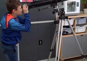 Uczeń korzysta z teleskopu
