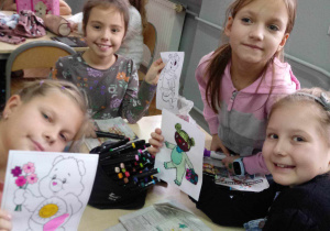 Dzieci pokazują wykonane kolorowanki