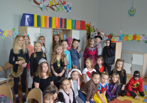 dzieci w przebraniach karnawałowych