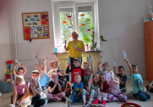 Dzieci z oddziału przedszkolnego z zakładkami do książek, które otrzymały na pamiątkę Ogólnopolskiego Dnia Głośnego Czytania
