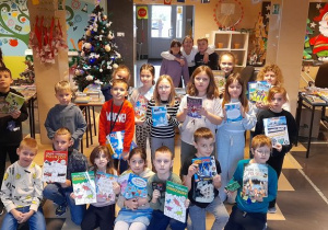Dzieci prezentują książki zakupione na kiermaszu