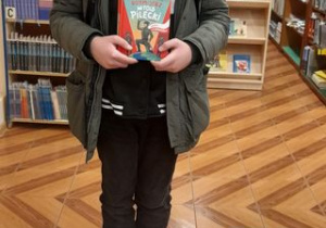 Jakub wypożycza książkę z serii Polscy Superbohaterowie