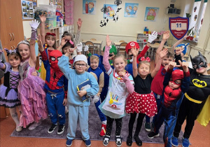 Dzieci w strojach bohaterów bajkowych