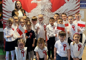 Grupa dzieci w strojach galowych