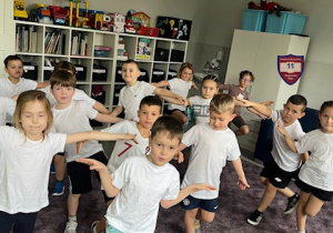 Dzieci podczas zajęć ruchowych