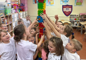 Przedszkolaki bawią się klockami