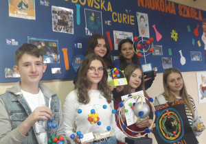 Uczniowie z modelami atomów