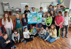 uczniowie klasy 3 z plakatem wykonanym na 200- lecie urodzin Ignacego Łukasiewicza
