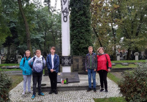 Przed pomnikiem katyńskim początek gry