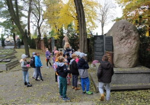 Uczniowie odczytują napisy z pomników.