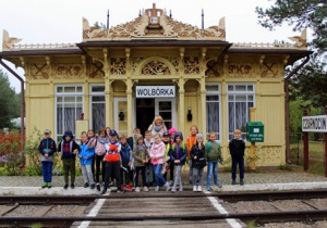 Uczniowie przed budynkiem dawnej stacji kolejowej Wolbórka.
