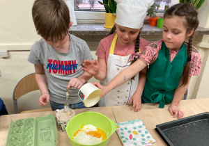 Dzieci robią ciasto na bułeczki